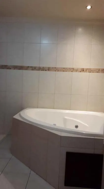 Lägenhet Suite Aaa, Jacuzzi, Wifi, Cable, Internet, Malls, Cines, Transporte...Todo A Pocos Pasos. Quito